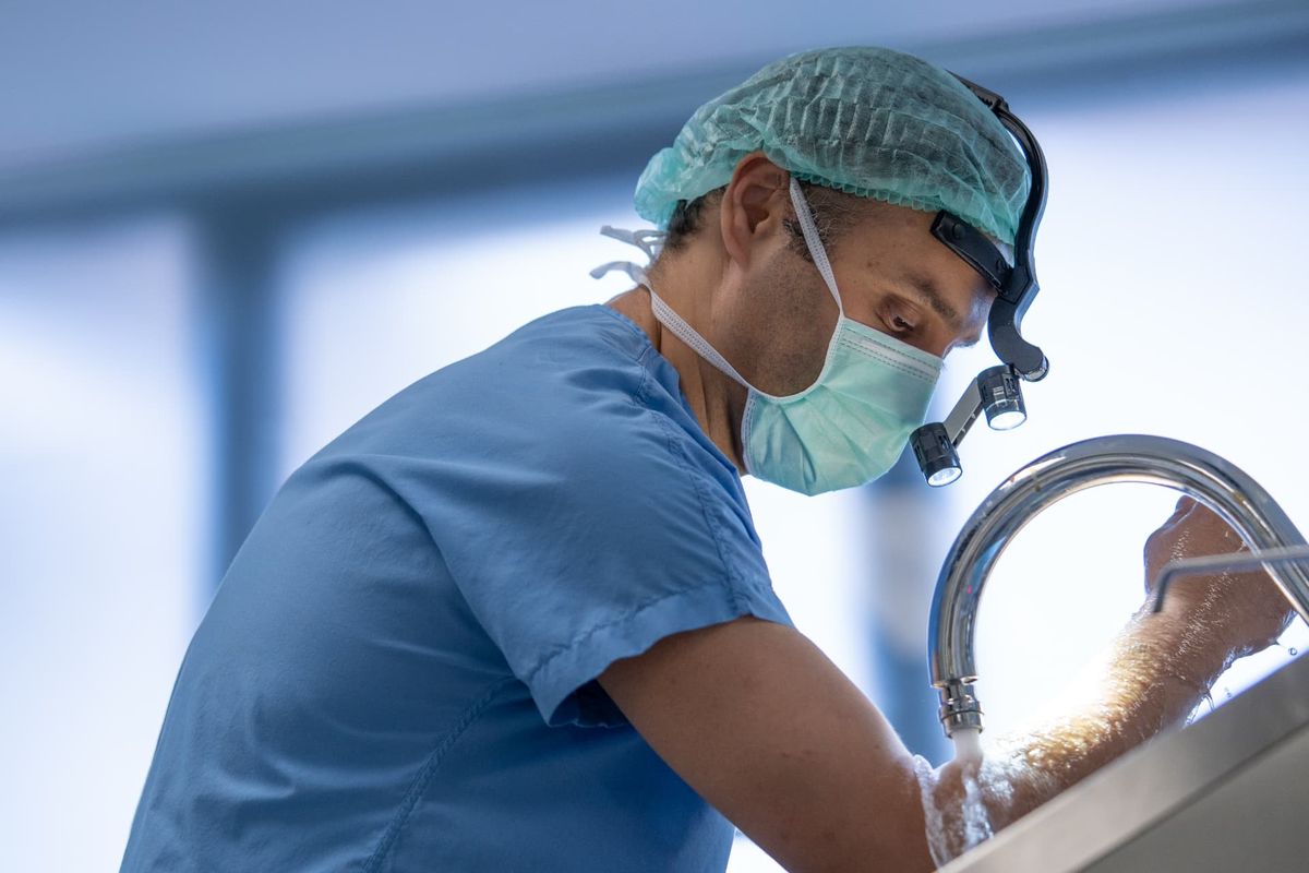 Plastic surgeon in scrubs preparing for deep plane facelift surgery in Istanbul